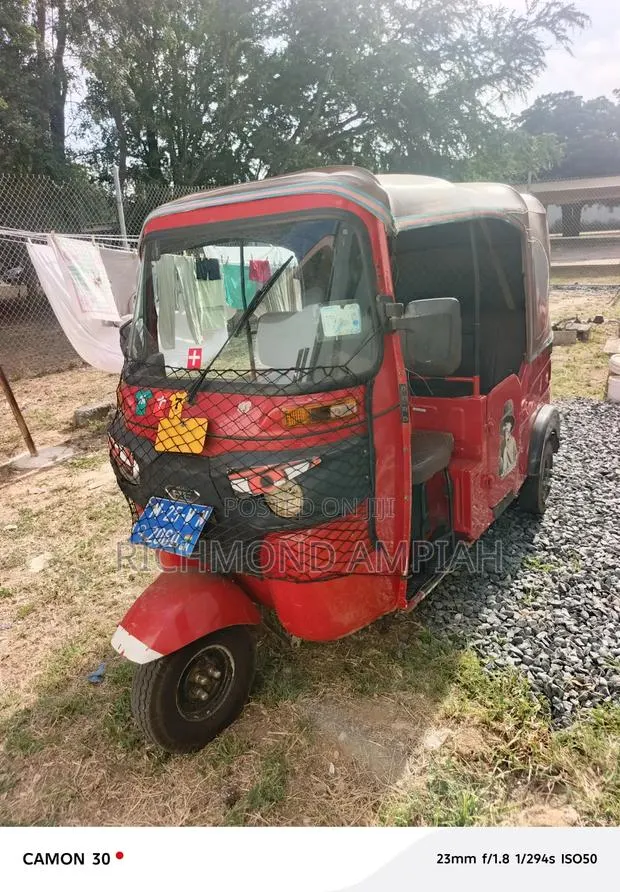 Bajaj RE 2025 Red · Photo 1