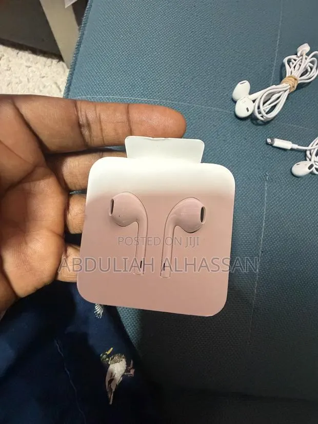 Genuine Apple EarPods Lightning Connector · Photo 1