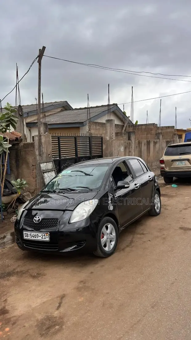 Toyota Vitz 2010 Black · Photo 1