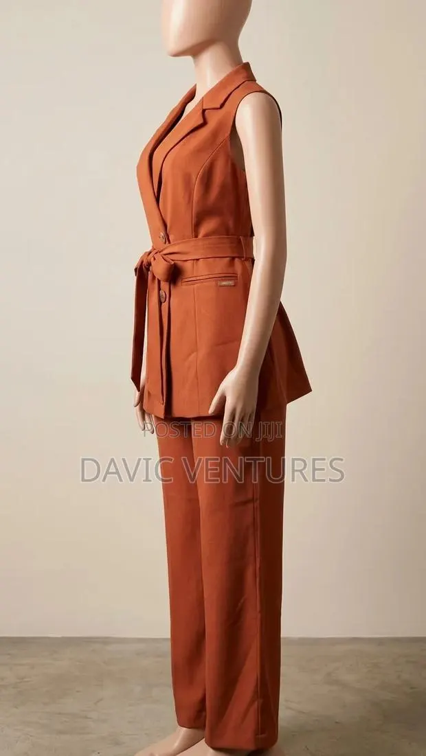 Classy Women's Sleeveless Blazer & Trouser Set · Photo 1