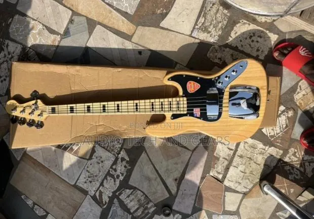 Fender Bass Guitar {Passive} · Photo 1