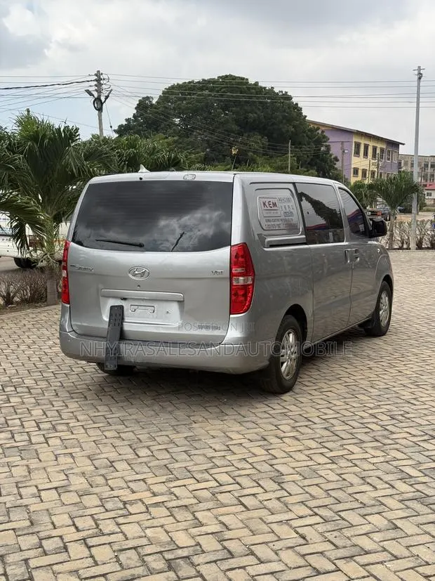 Hyundai H200 2016 Gray · Photo 1