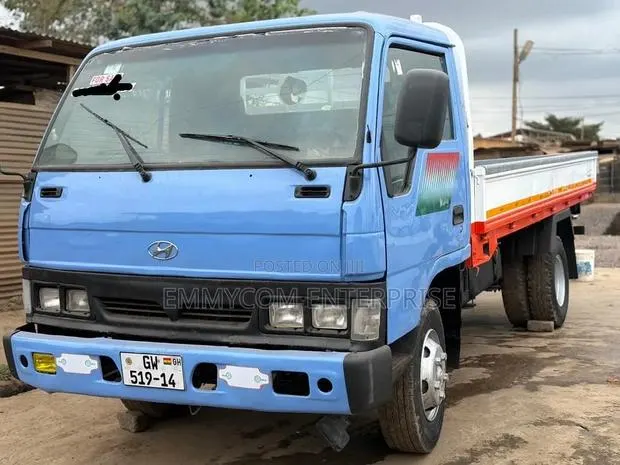 Hyundai Mighty With Big Bucket · Photo 1