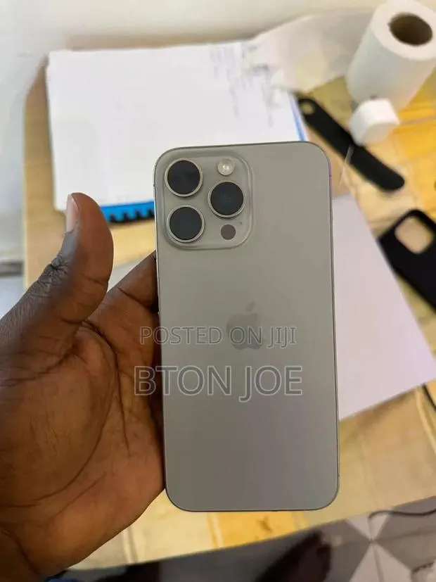 Apple iPhone 15 Pro Max 256 GB Gray · Photo 1