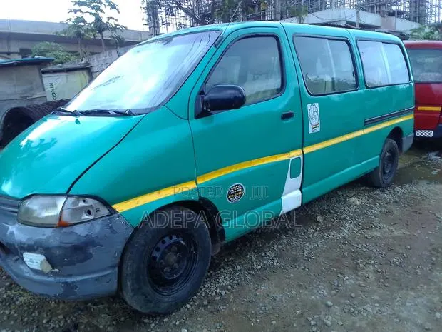 Toyota HiAce 2017 Blue · Photo 1