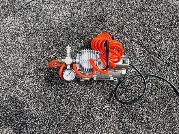 Portable Air Compressor With Pressure Gauge & Air Hose · Photo 1