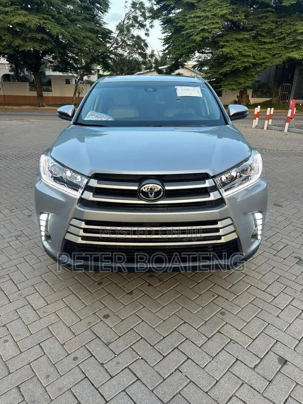 Toyota Highlander LE Plus 2019 Silver