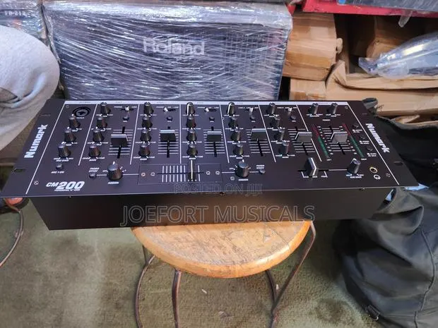 Cm 200 Professional Dj Mixer · Photo 1