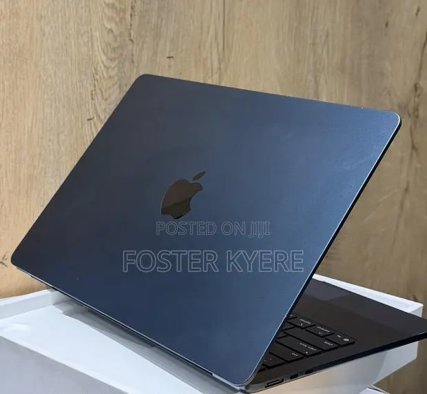 New Laptop Apple MacBook Pro 2024 M3 8GB Intel Core i5 SSD 256GB · Photo 1