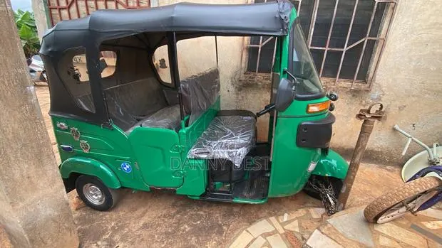 Bajaj RE 2026 Green · Photo 1