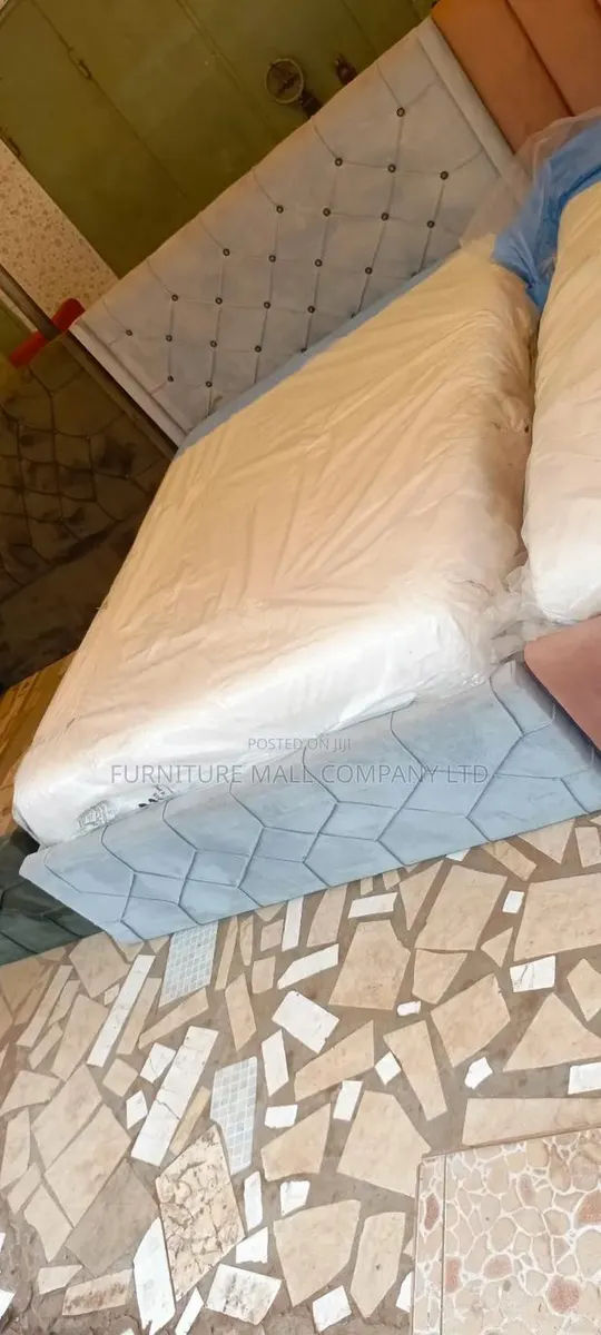 Handsome Frame With Mattress Queen · Photo 1