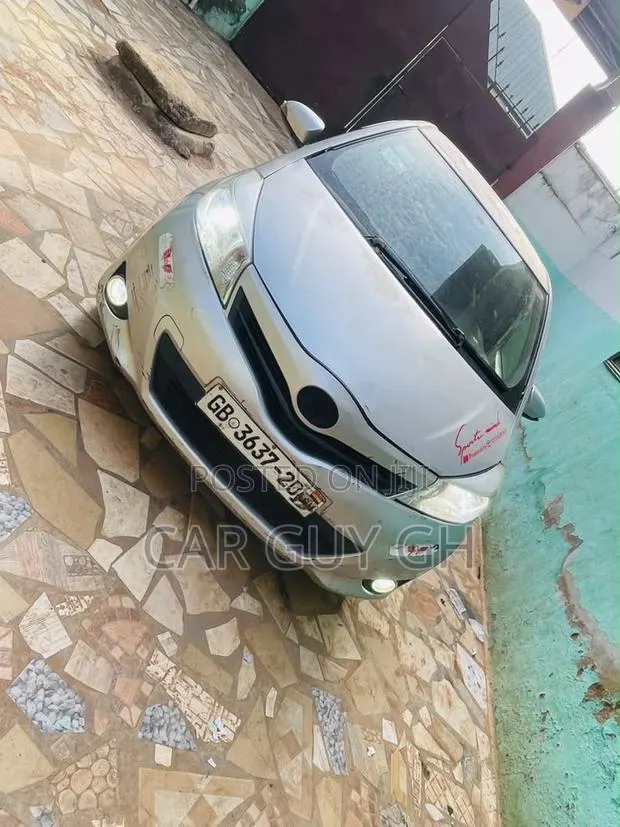 Toyota Vitz 2012 Silver · Photo 1
