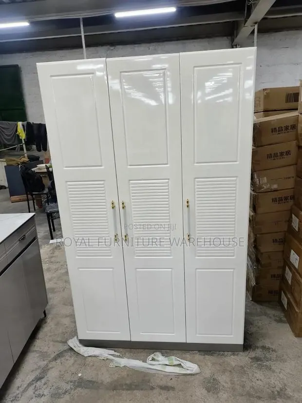 Heavy Duty Wooden Wardrobe · Photo 1
