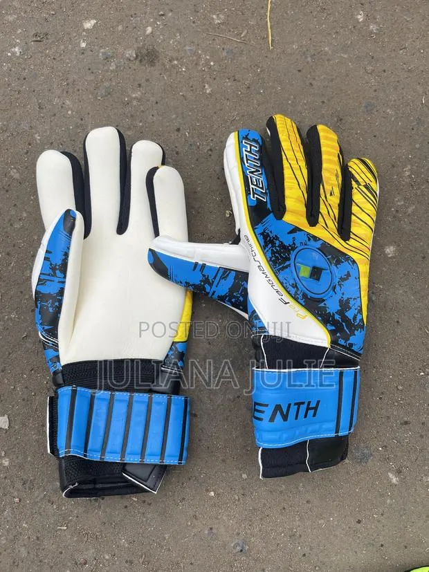 Original Goalkeeper Gloves for Adults at Cool Price · Photo 1