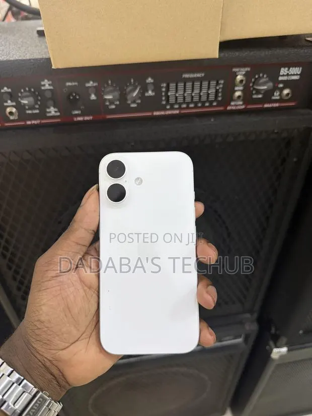 Apple iPhone 16 128 GB White · Photo 1