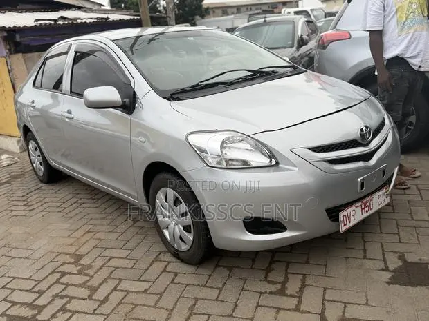 Toyota Belta 2010 Gray · Photo 1