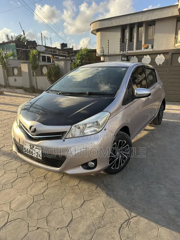 Toyota Vitz 1.3 AWD 5dr 2013 Pearl · Photo 1