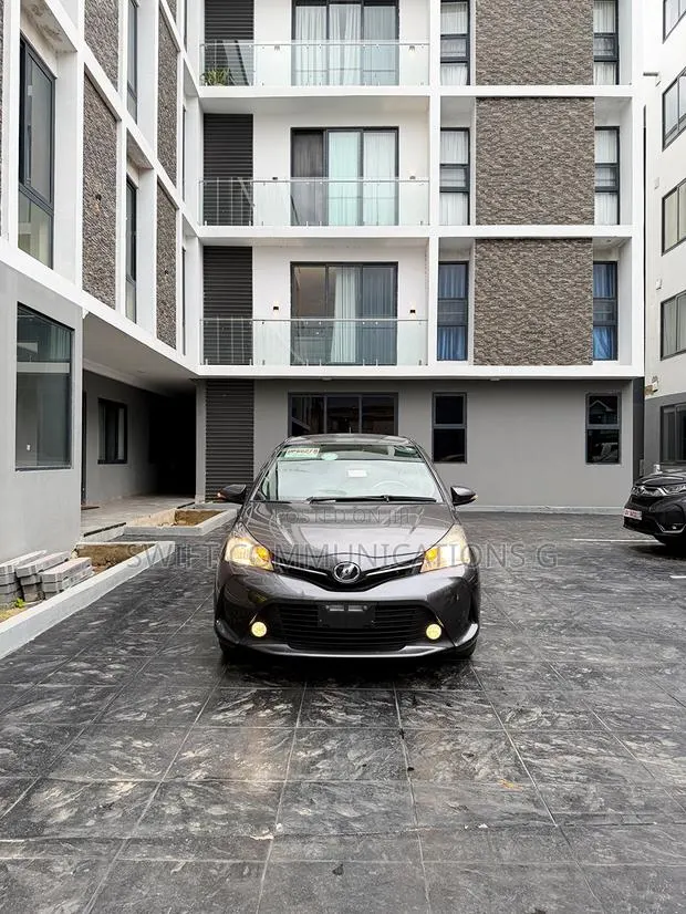 Toyota Vitz 1.5 FWD 5dr 2015 Gray · Photo 1