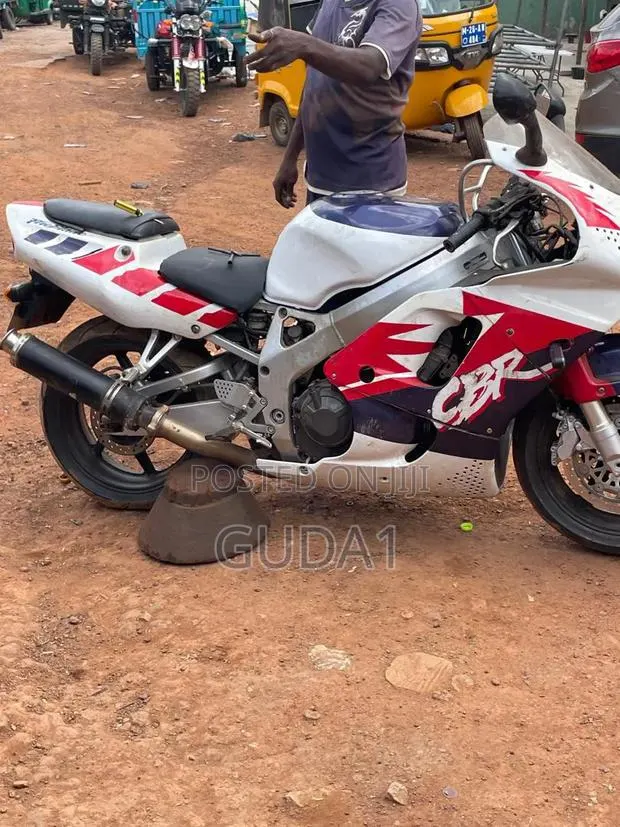 Honda CBR 2022 White · Photo 1
