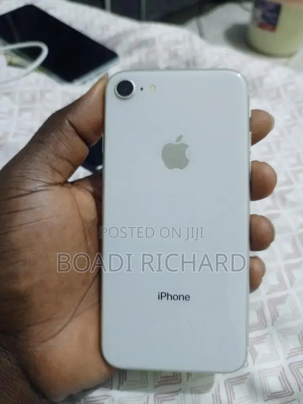 Apple iPhone 8 128 GB White · Photo 1