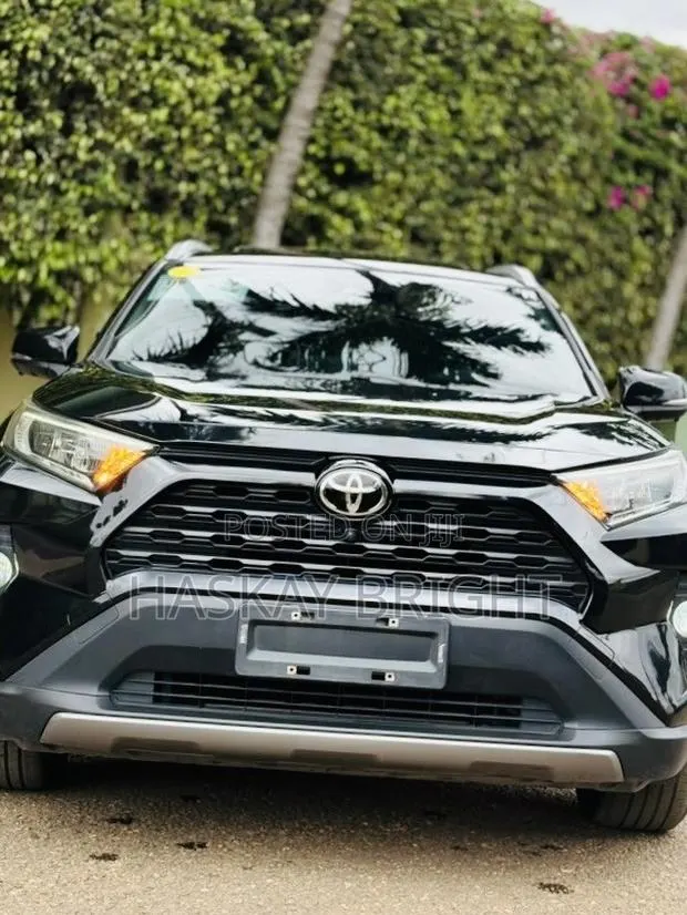Toyota RAV4 XLE 2021 Black · Photo 1