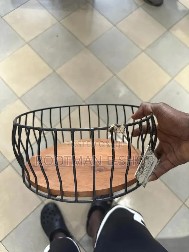Black Metal Wire Fruit Basket Featuring a Round Wooden Base · Photo 1