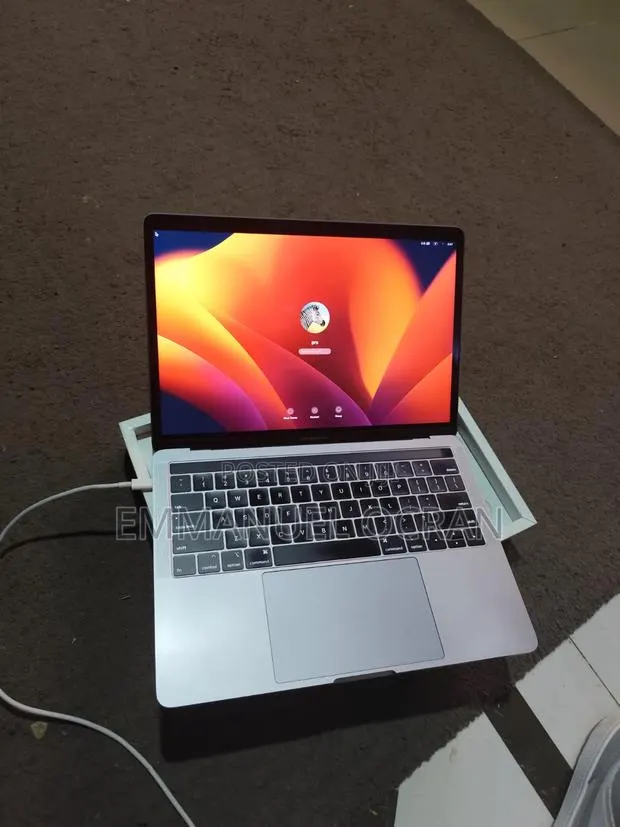 Laptop Apple MacBook Pro 2020 8GB Intel Core i5 SSD 256GB · Photo 1