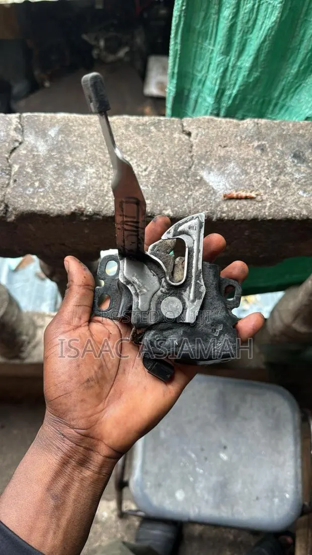 Honda CRV 2017,2018,2019,2020,2021,2022 Bonnet Lock · Photo 1