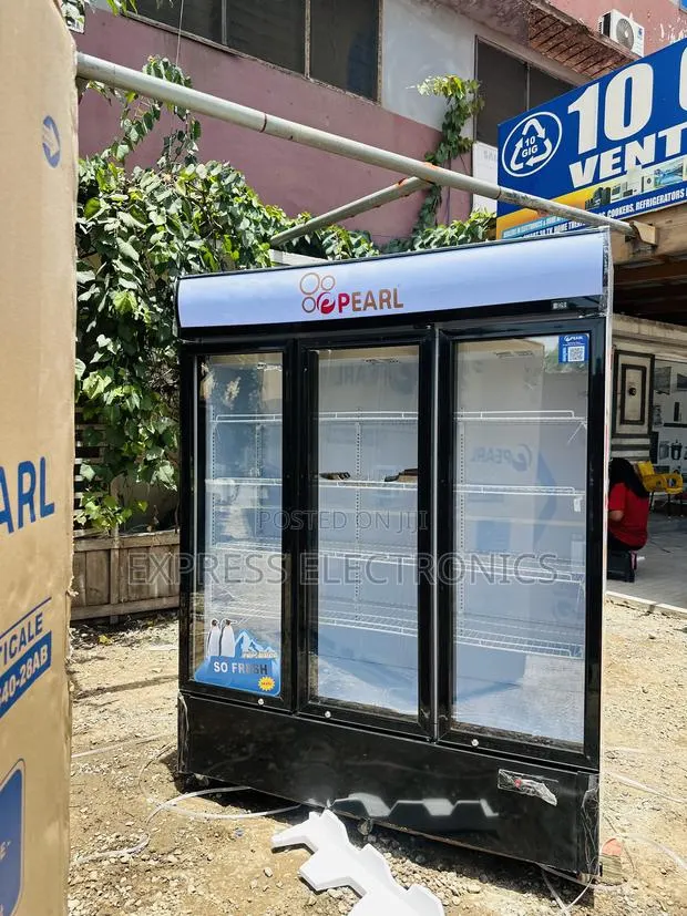 Grab the New Three Door Display Fridge 950l · Photo 1