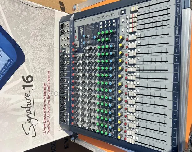 Soundcraft Signature 16 Compact Analog Mixer · Photo 1