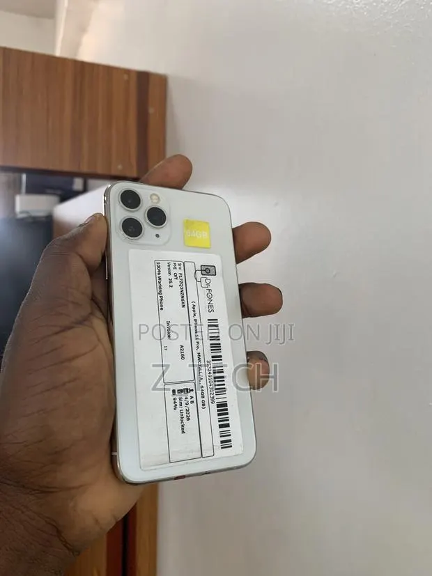 Apple iPhone 11 Pro 64 GB White · Photo 1
