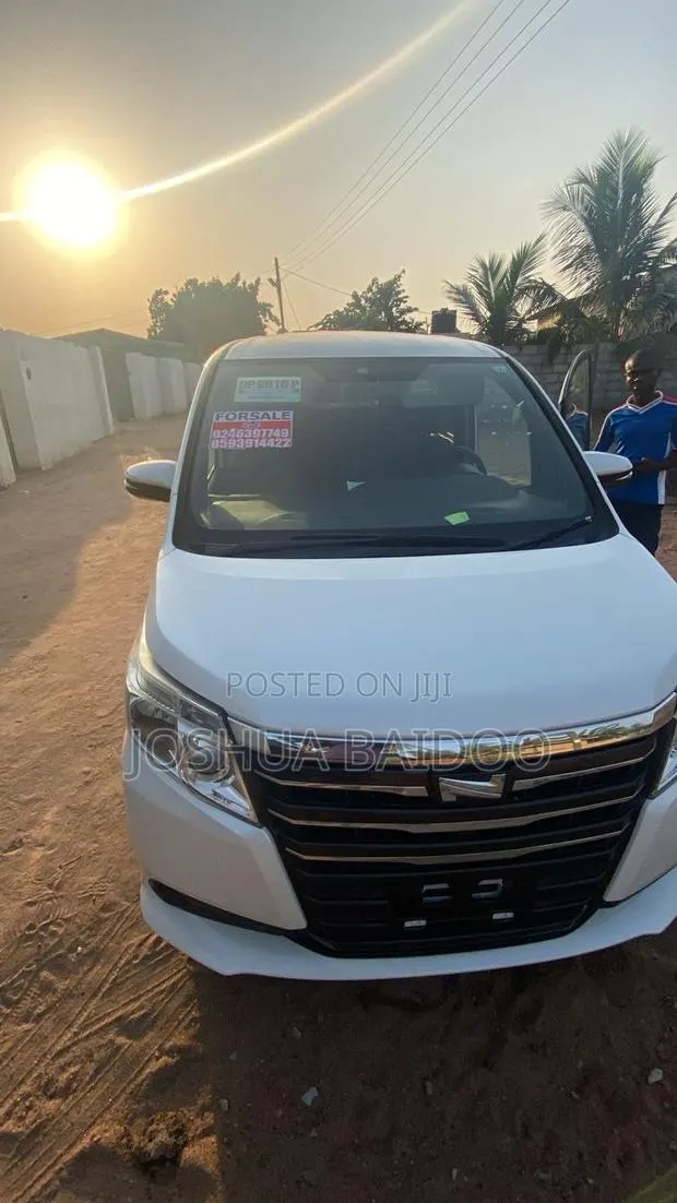 Toyota Voxy 2014 White · Photo 1