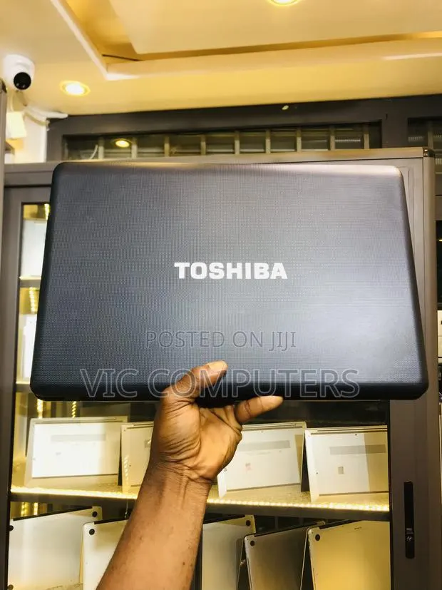 Laptop Toshiba Satellite C665 4GB Intel Core i3 HDD 320GB · Photo 1