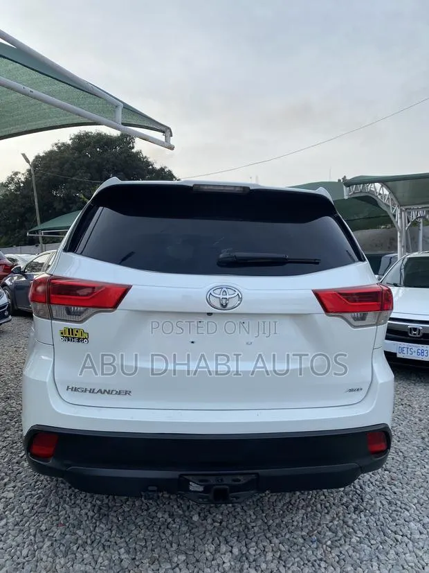 Toyota Highlander LE 4x4 V6 (3.5L 6cyl 8A) 2018 White · Photo 1