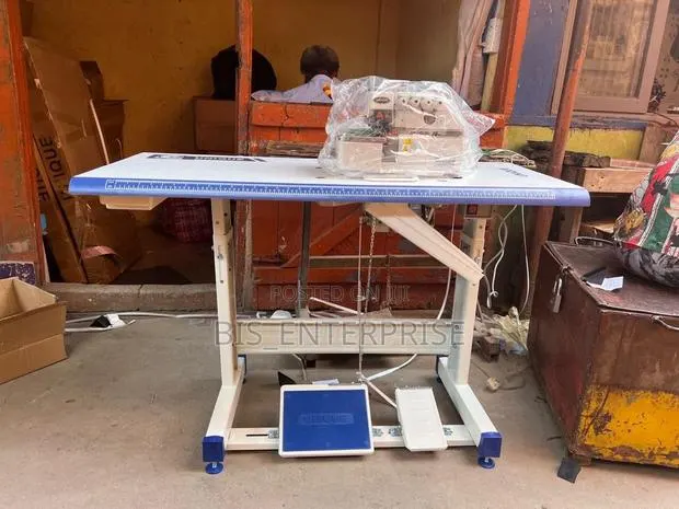 Vesta 3 Threads Knitting Machine · Photo 1