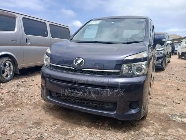Toyota Voxy 2012 · Photo 1