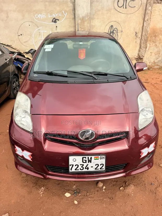 Toyota Vitz 1.3 AWD 5dr 2010 Brown · Photo 1