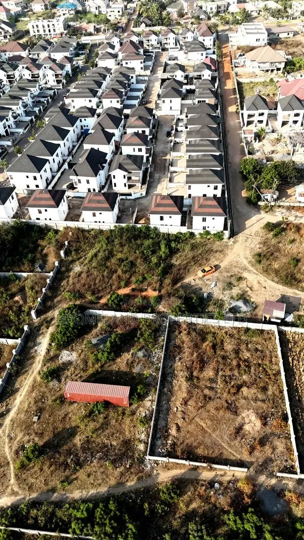 TITLED 80/100 Comm. 26 Agazi Homes Behind Palace Mall/Furniture City · Photo 1