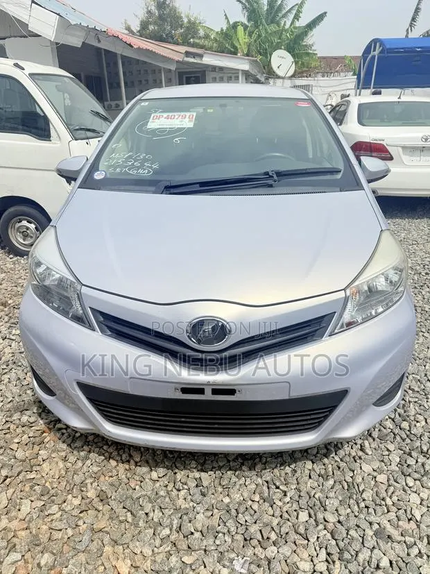 Toyota Vitz 1.3 AWD 5dr 2012 Gray · Photo 1