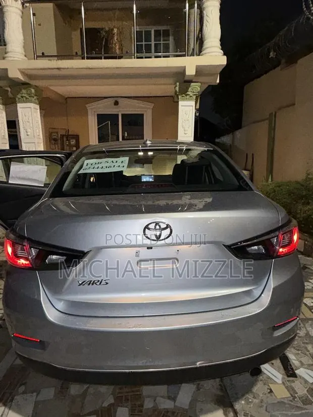 Toyota Yaris L Sedan 4dr 2019 Silver · Photo 1