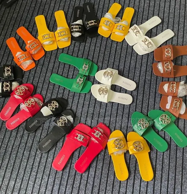 Fashionable Women's Flat Casual Slippers for Ladies | Multiple Colors · Photo 1