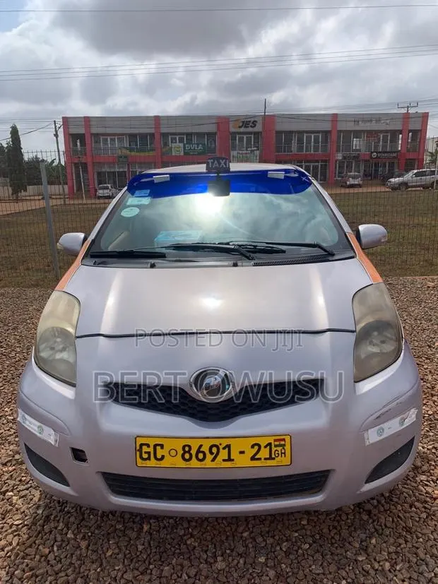 Toyota Yaris 2010 Silver · Photo 1