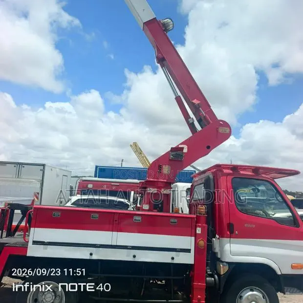 Street Light Truck · Photo 1