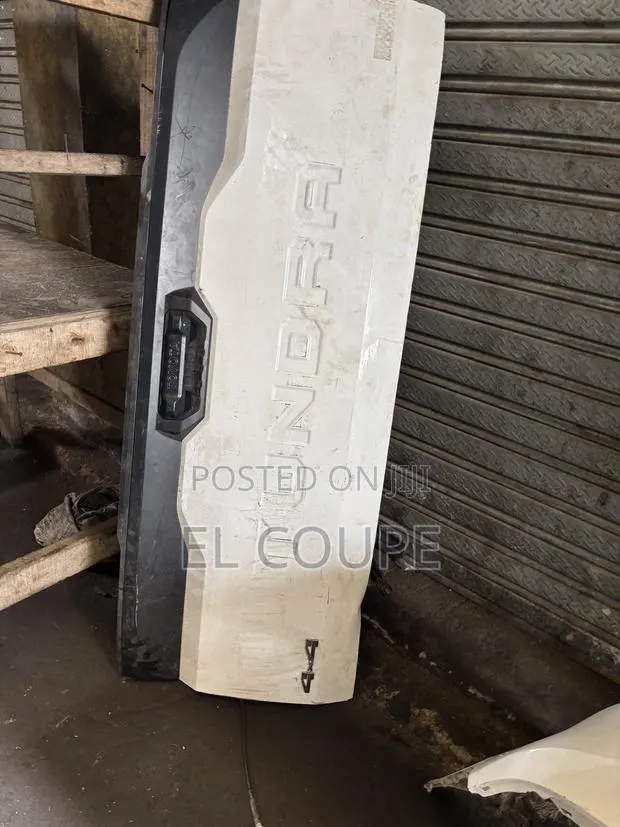 Tundra 2022-2023-2024-2025-2026 Tailboard · Photo 1