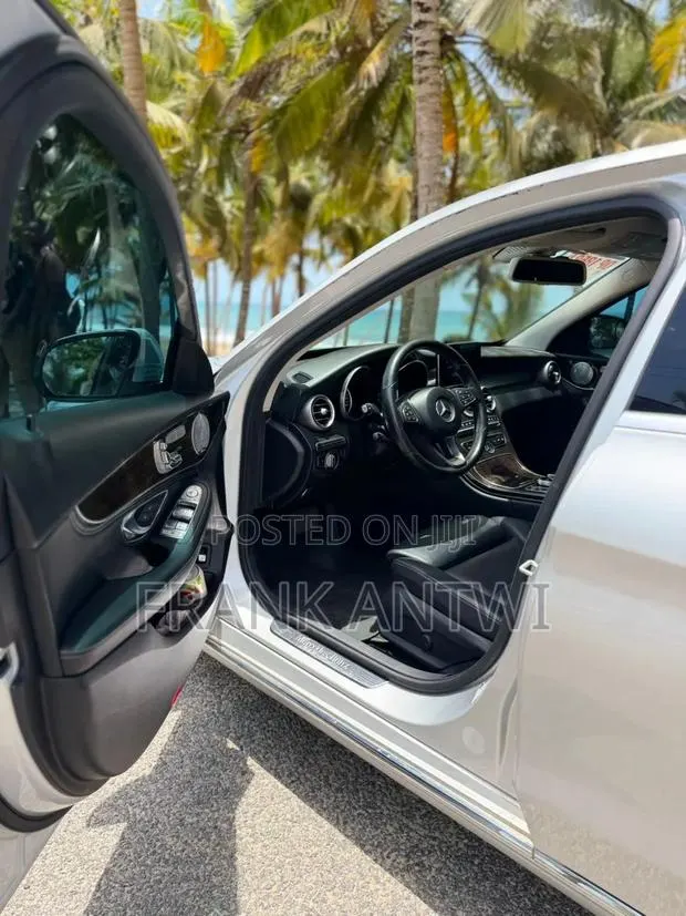 Mercedes-Benz C300 Luxury 4Matic Sedan AWD (2.0L 4cyl 7A) 2016 Silver · Photo 1