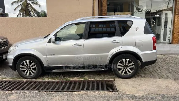 SsangYong Rexton 2016 Silver · Photo 1