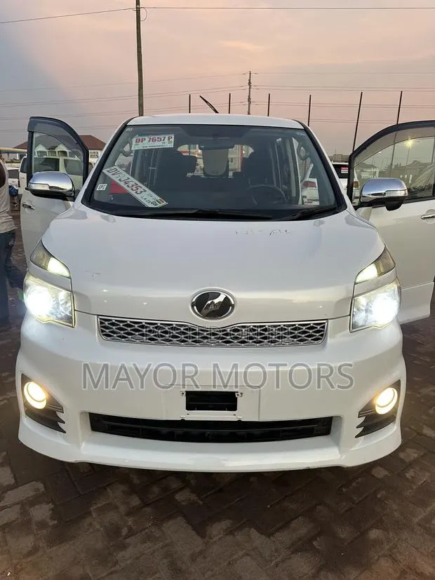 Toyota Voxy X L Edition 2WD 8-Seater 2013 White