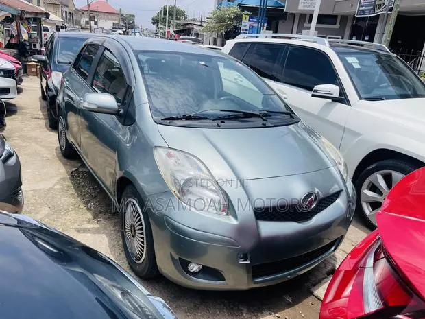 Toyota Vitz 1.3 AWD 5dr 2010 Green · Photo 1