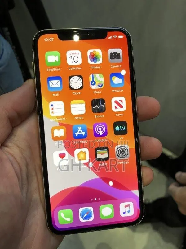 Apple iPhone 11 64 GB Black · Photo 1
