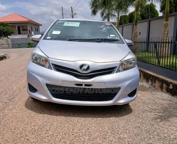 Toyota Vitz 2014 Silver · Photo 1